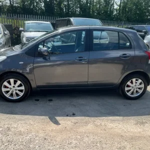 2009 Toyota Yaris 1.33 VVT-i 5-door Hatchback Petrol Automatic - Image 6