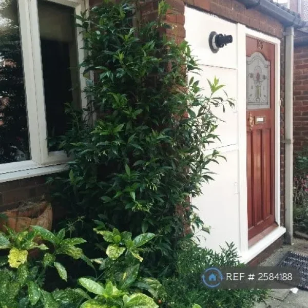 4 bedroom house in Fawcett Close, SW11