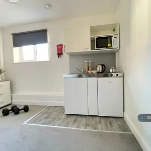 Studio flat in Stmary Place, Rotherham, South Yorkshire (#2583422) - Image 4