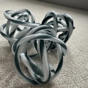 Set of three glass knot ornaments - Image 2