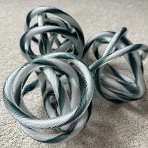 Set of three glass knot ornaments - Image 3