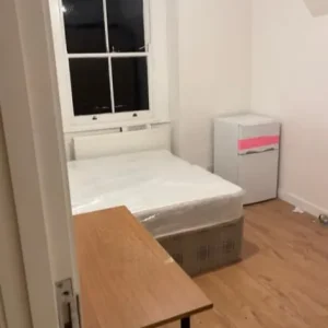 Double room with own fridge and desk – shared bathroom and kitchen - Image 2