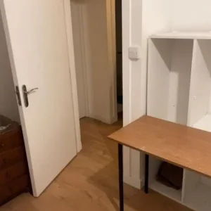 Double room with own fridge and desk – shared bathroom and kitchen - Image 4