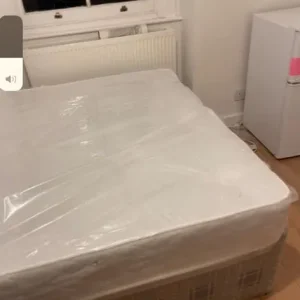 Double room with own fridge and desk – shared bathroom and kitchen