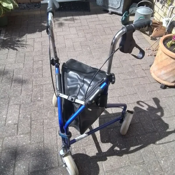 Three wheel rolator