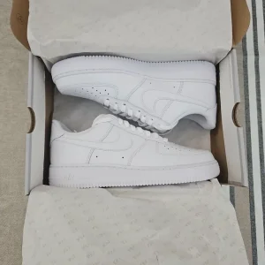 Nike Air Force 1 Size 9.5 UK white - Image 8