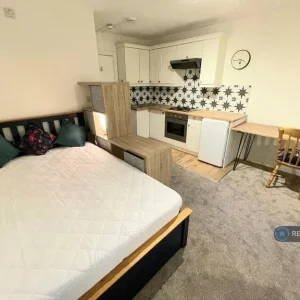 Studio flat in Oldfield Road, Wellington, Somerset - Image 3