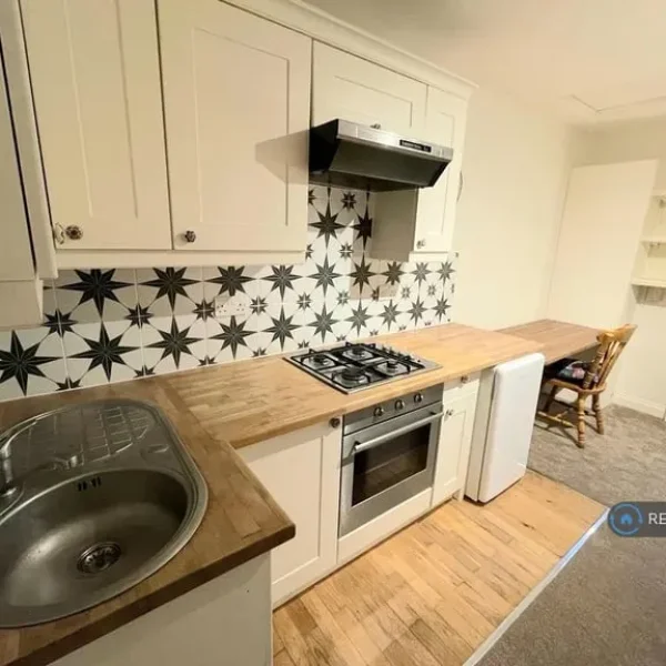 Studio flat in Oldfield Road, Wellington, Somerset