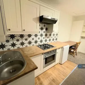 Studio flat in Oldfield Road, Wellington, Somerset
