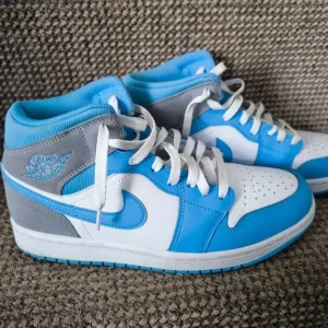 Air Jordan 1 Mid University Blue Grey size 7.5 - Image 3