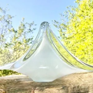 White glass sail shaped basket bowl, 31cm long x 12cm wide x 18cm tall - Image 2