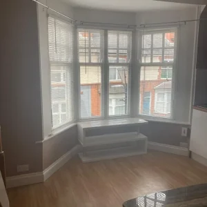 Split-level room with own shower and toilet - Image 4