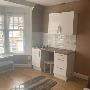 Split-level room with own shower and toilet - Image 5