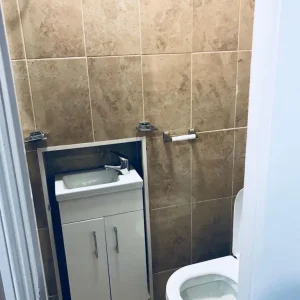 Split-level room with own shower and toilet - Image 6