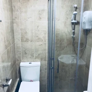 Split-level room with own shower and toilet - Image 7