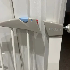 Lindam child/dog safety gate with extension - Image 3