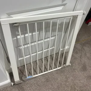 Lindam child/dog safety gate with extension
