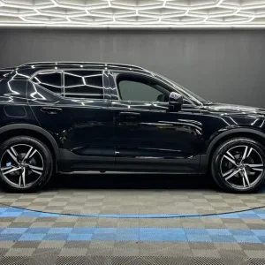 2020 Volvo XC40 1.5 T3 R-Design Estate Manual - Image 4
