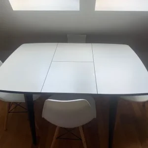 Extending table (with two white chairs) - Image 2
