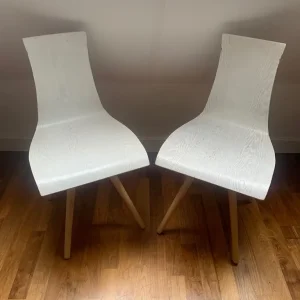 Extending table (with two white chairs) - Image 3