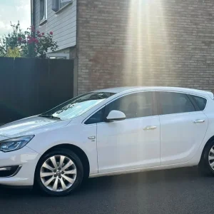 2012 Vauxhall Astra 1.6 Manual Hatchback - Image 2