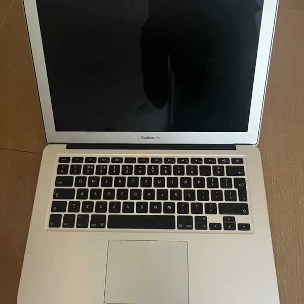MacBook Air 13″ 2017 – i5, 8GB RAM, Original Charger