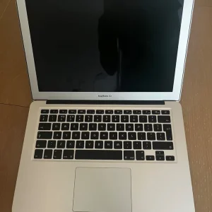 MacBook Air 13″ 2017 – i5, 8GB RAM, Original Charger