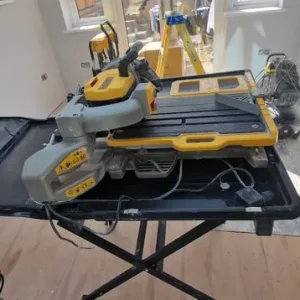 DEWALT D36000 240v Wet Tile Saw and Stand - Image 3