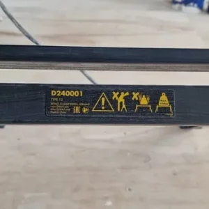 DEWALT D36000 240v Wet Tile Saw and Stand - Image 6