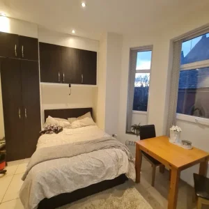 Studio Flat with All Bills Covered - Image 6