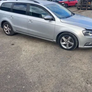 2014 Volkswagen Passat B7 2.0 TDI Automatic for parts - Image 2