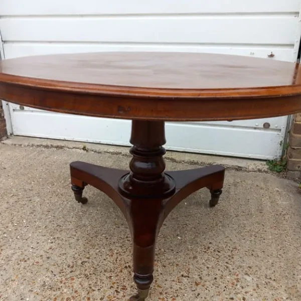 Round Victorian Dining Table – 120 cm diameter, 75 cm tall