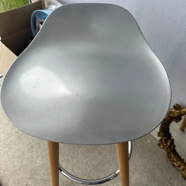 1 x bar stool
