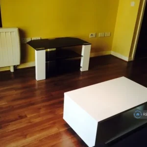 1 bedroom flat in Trentham Court, London, W3 (1 bed) (#2585104) - Image 3