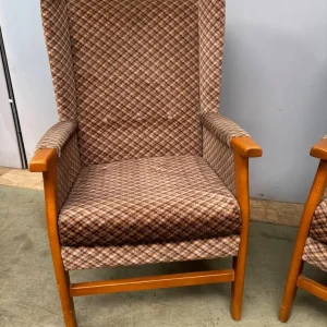Pair of mid century wing back arm chairs - Image 3