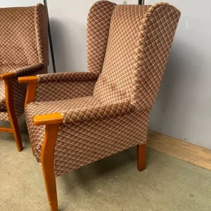Pair of mid century wing back arm chairs - Image 4