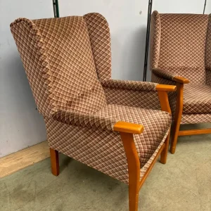 Pair of mid century wing back arm chairs - Image 5