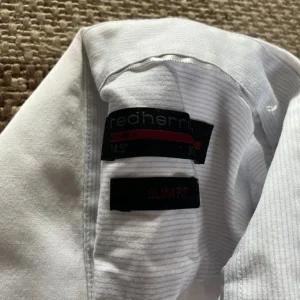 School uniform - Image 4
