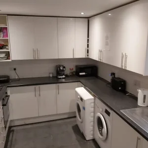Big en suite double room with fridge and garden - Image 4