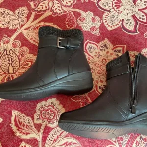 Women’s ankle boots size 4 - Image 4