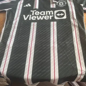 Man Utd away shirt - Image 2
