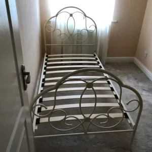 Period metal single bedstead in antique cream - Image 3