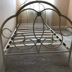Period metal single bedstead in antique cream - Image 5