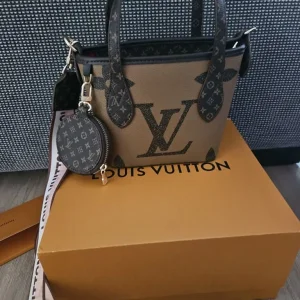 Woman's handbag used once boxed - Image 2