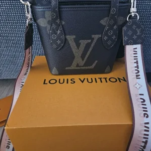 Woman's handbag used once boxed - Image 3