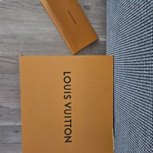 Woman's handbag used once boxed - Image 4