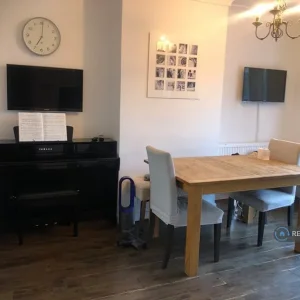 3 bedroom semi-detached with office/gym and off-street parking - Image 2