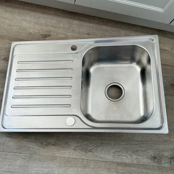 Kitchen single stainless steel sink and overflow