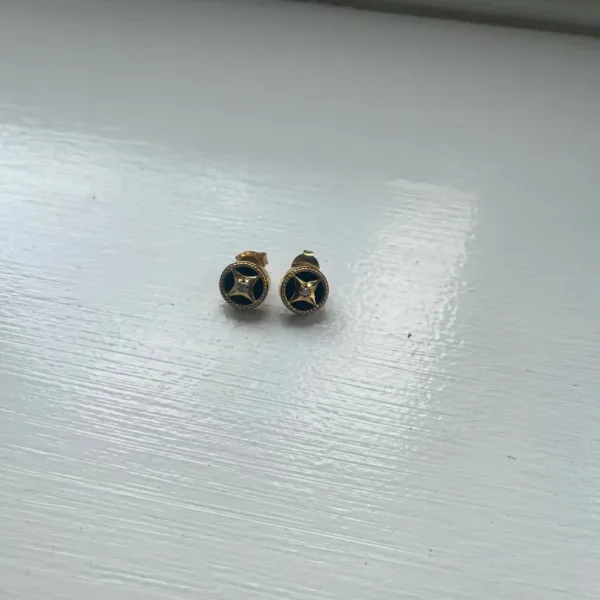 Earrings with green inset
