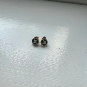Earrings with green inset